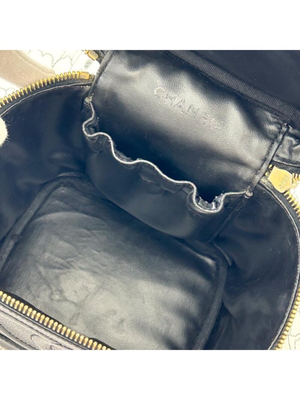 Chanel Vanity Bag Caviar Leather - Picture 9 of 11